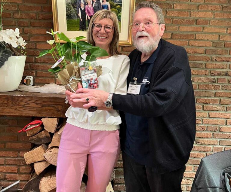 VdK-Vorsitzender Kurt Wörmann bedankte sich bei Apothekerin Frau Wilde für den Vortrag. Foto: Bienert/VdK