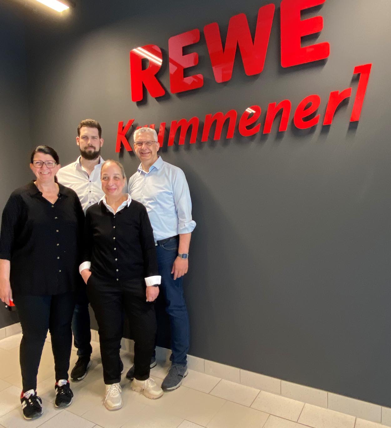 Auf dem Bild zu sehen sind (von links) Kerstin Holt, Marc Krummenerl, Sara Sahli und Michael Krummenerl, die sich über die Neueröffnung des Marktes in Werne freuen. Foto: REWE