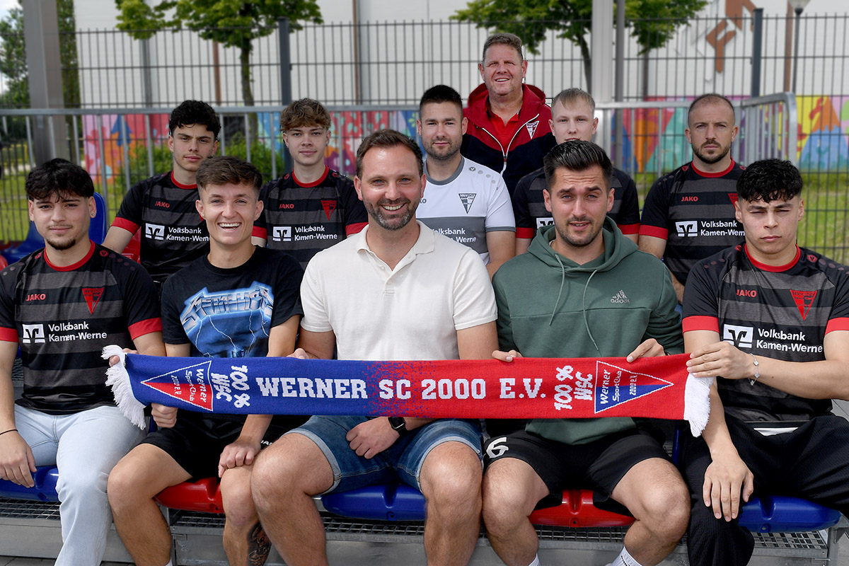 Zahlreiche neue Gesichter gibt es beim Neu-Landesligisten Werner SC in der kommenden Spielzeit. Hinten WSC-Fußball-Vorsitzender Dirk Abdinghoff; mittlere Reihe (v.l.): Alper Kücük, Til Vaupel, Luca Wiegel, Steffen Happe und Nemanja Stanojevic sowie vorne (v.l.): Mirac Kavakbasi, Kapitän Yannick Lachowicz, Trainer Sven Pahnreck, Co-Trainer Sebastian Schnee und Ibrahim Akalin. Foto: MSW