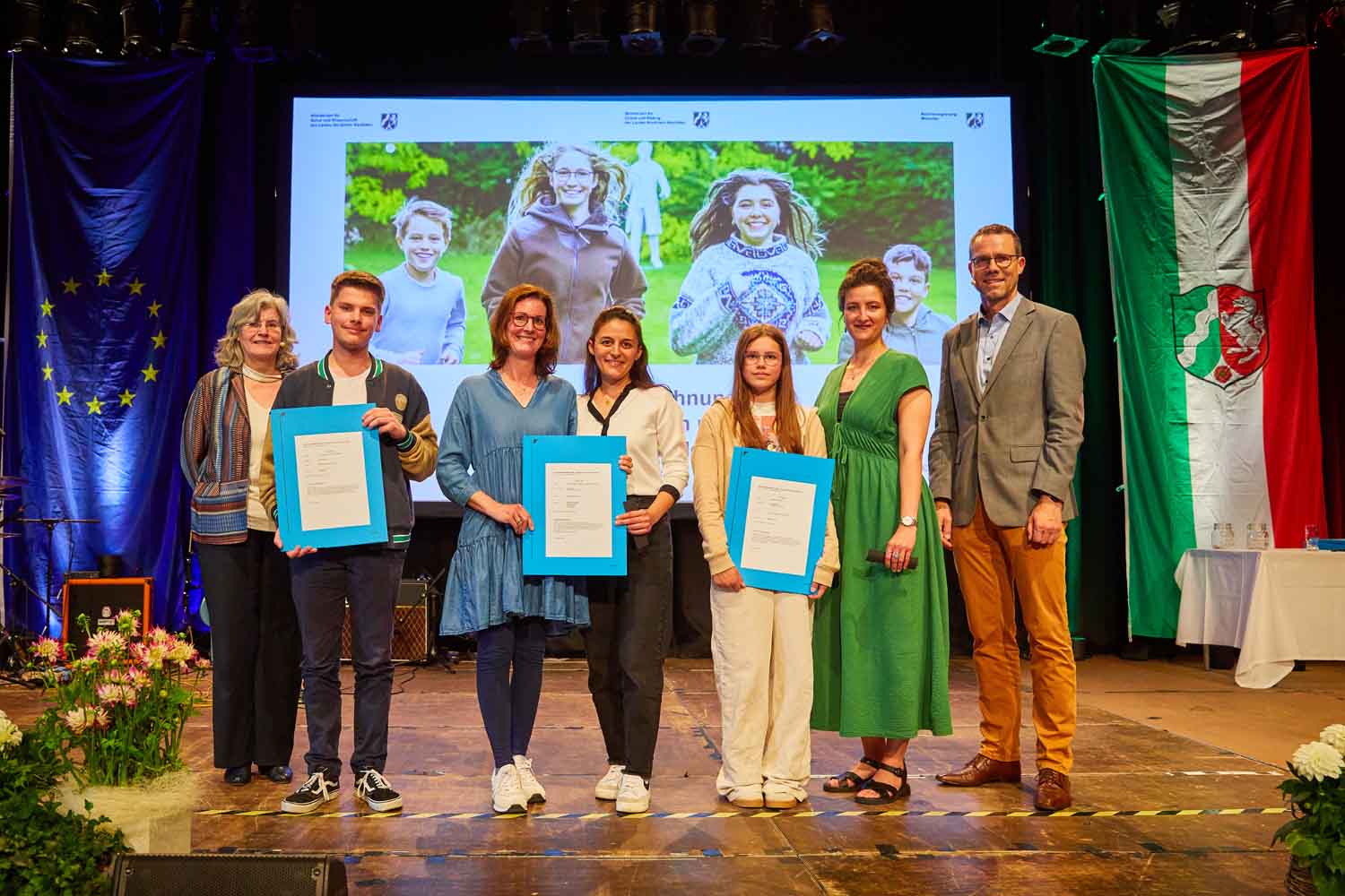 Die Preisträgerinnen und Preisträger des Wettbewerbs „Begegnung mit Osteuropa“: Britta Bollmann (ganz links) ehrte im Namen der Landesregierung auch die Gruppe des Gymnasiums St. Christophorus. Foto: Erik Hinz, Hinz Photoraphy, Münster