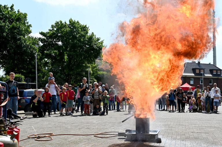 Die spektakuläre Explosion verdeutlichte, wie gefährlich es ist, brennendes Fett mit Wasser löschen zu wollen. Foto: MSW