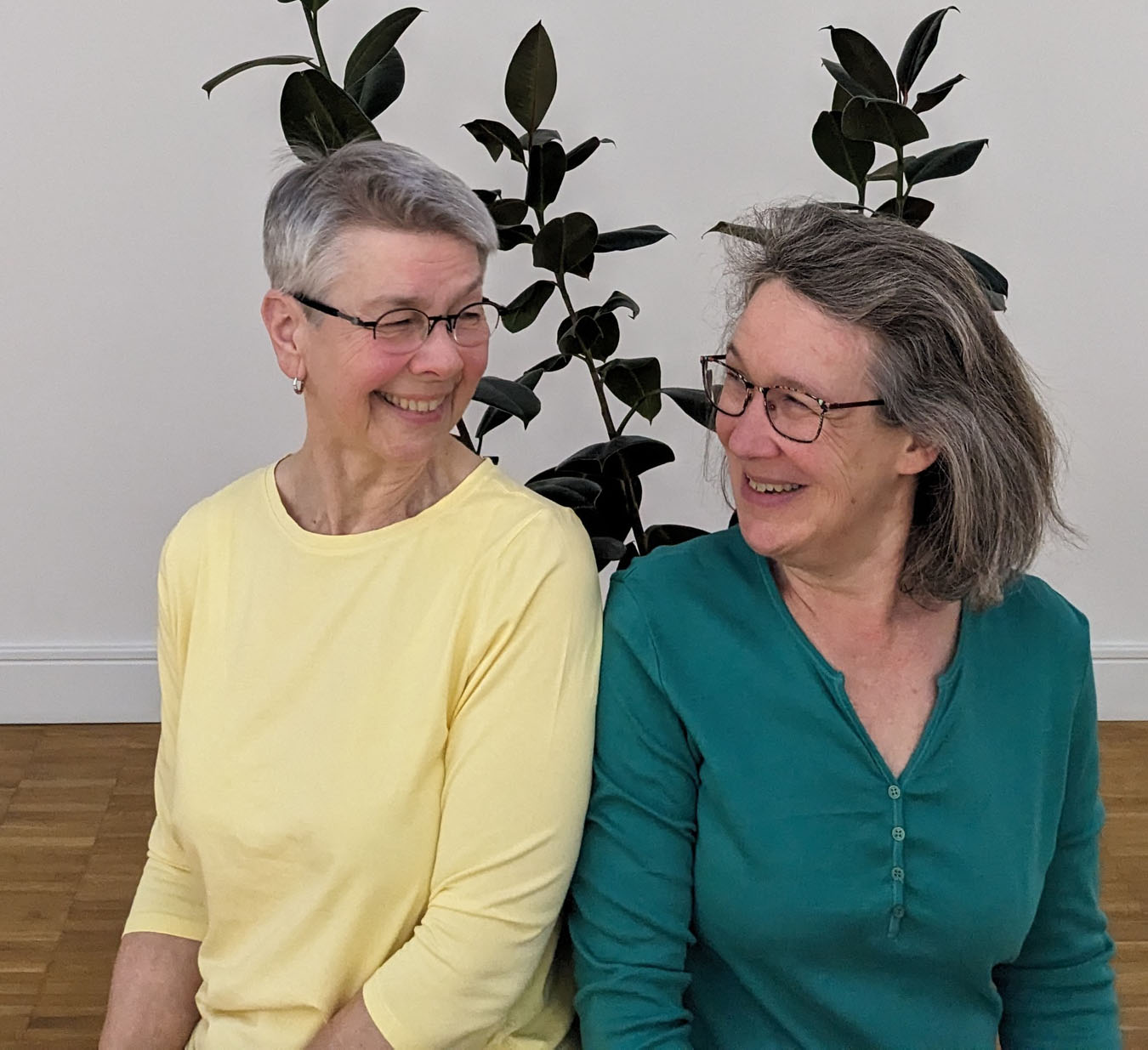 Aloisia Kreienbaum (links) und Katja Dziadzka präsentieren eine Lesung im Kulturzentrum flözK. Foto: privat