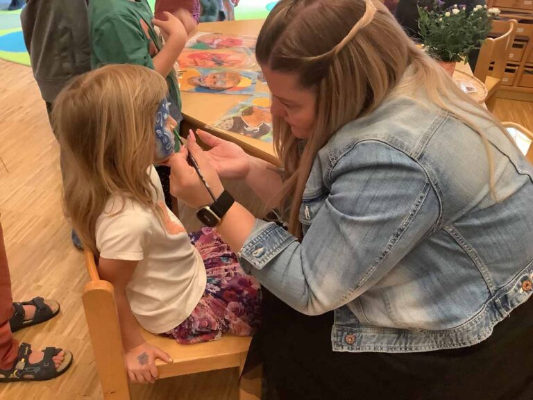 Beim Sommerfest der Kita "Arche Noah" stand auch das Kinderschminken bei den Kleinen hoch im Kurs. Foto: privat