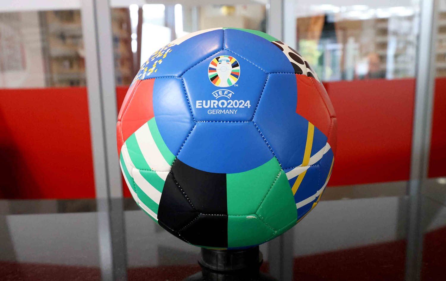 Gute Nachrichten für alle Fußballfans: Die Spiele der Euro 2024 dürfen auch in der Außengastronomie gezeigt werden. Symbolfoto: Volkmer