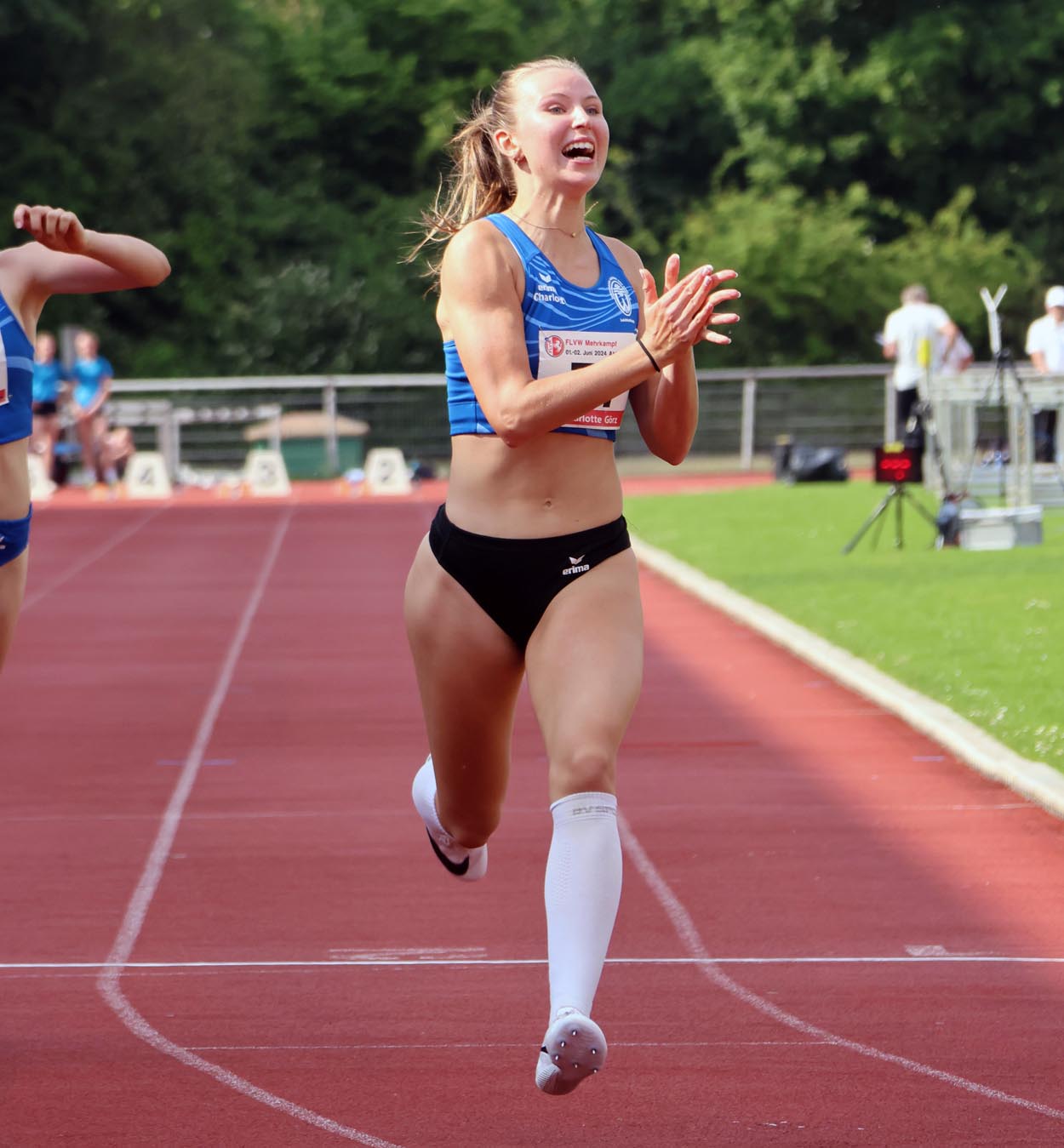Charlotte Görz (TV Werne) jubelte über den Sieg im Siebenkampf. Fotos: privat