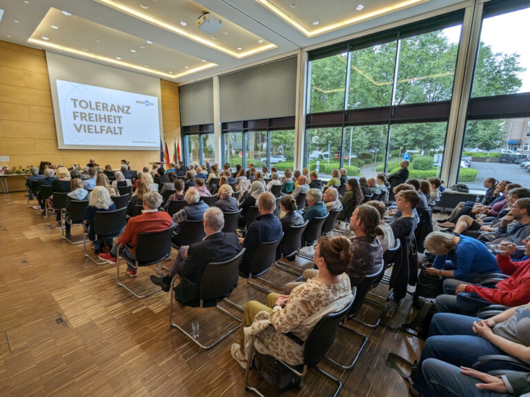 Erstmals wurde der Demokratiepreis des Kreises Unna verliehen. Er prämiert Initiatoren von Aktivitäten oder Projekten, die sich für den demokratischen Zusammenhalt und eine vielfältige Gesellschaft einsetzen. Foto: Max Rolke, Kreis Unna
