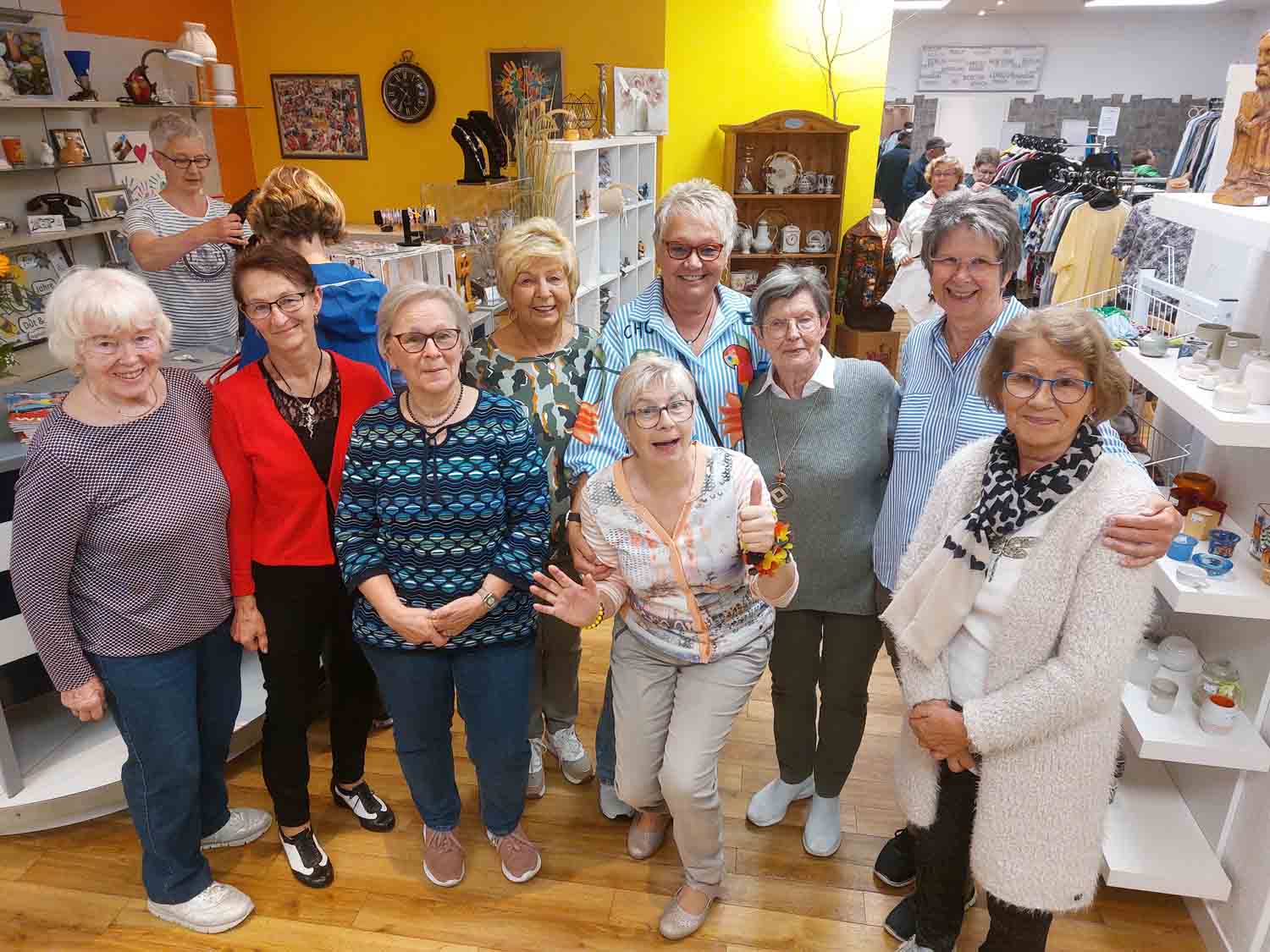 Nur glückliche Gesichter gab es bei der Wiedereröffnung des Second-Hand-Ladens Düt und Dat am neuen Standort. Foto: Wagner