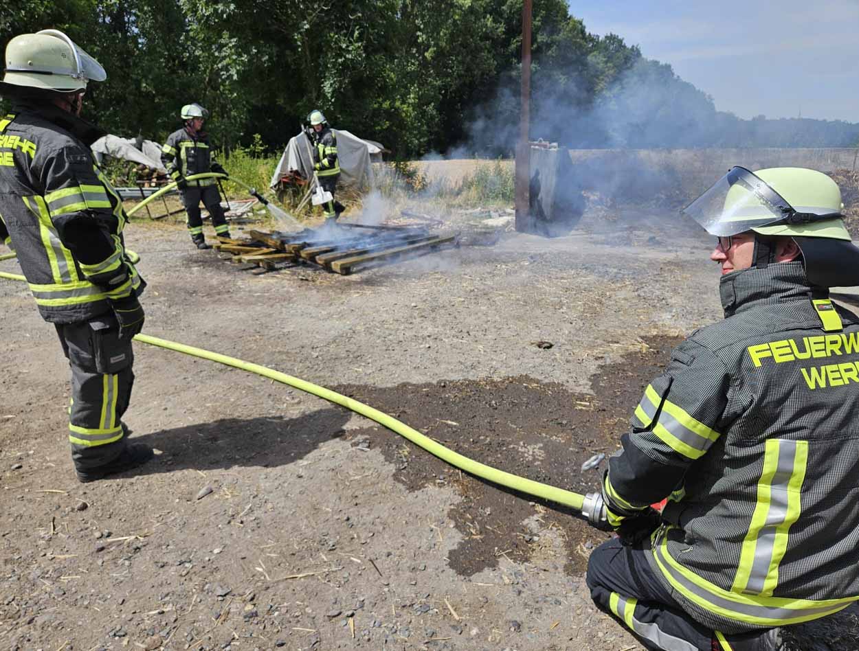 Es brannten Paletten und Mist auf einem Bauernhof an der Varnhöveler Straße. Foto: FFW