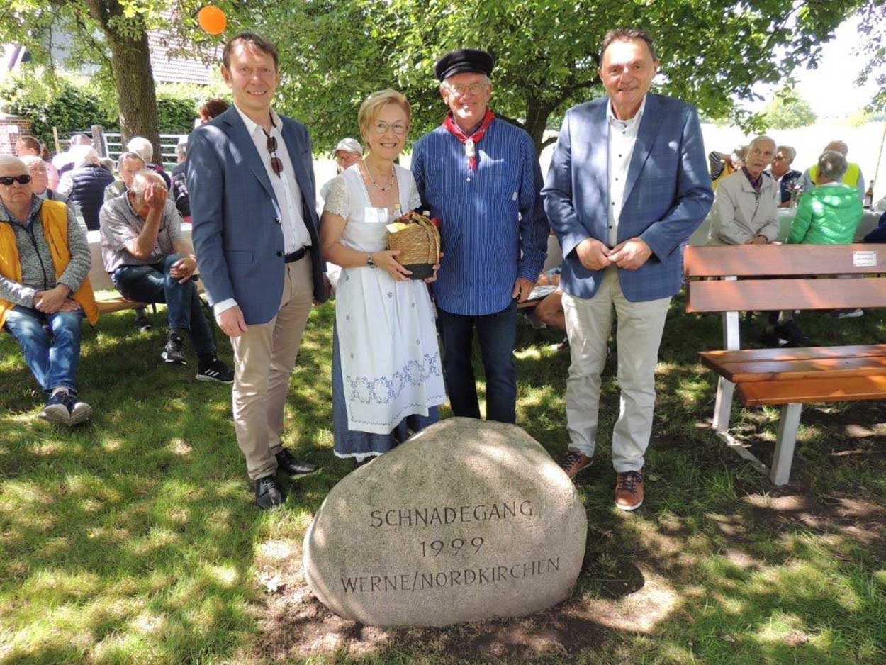Feierten mit Gästen 25 Jahre Schnadestein Werne/Nordkirchen (von links): Bürgermeister Lothar Christ, Barbara Schaewitz, Hubert Kersting und Bürgermeister Dietmar Bergmann. Foto: privat