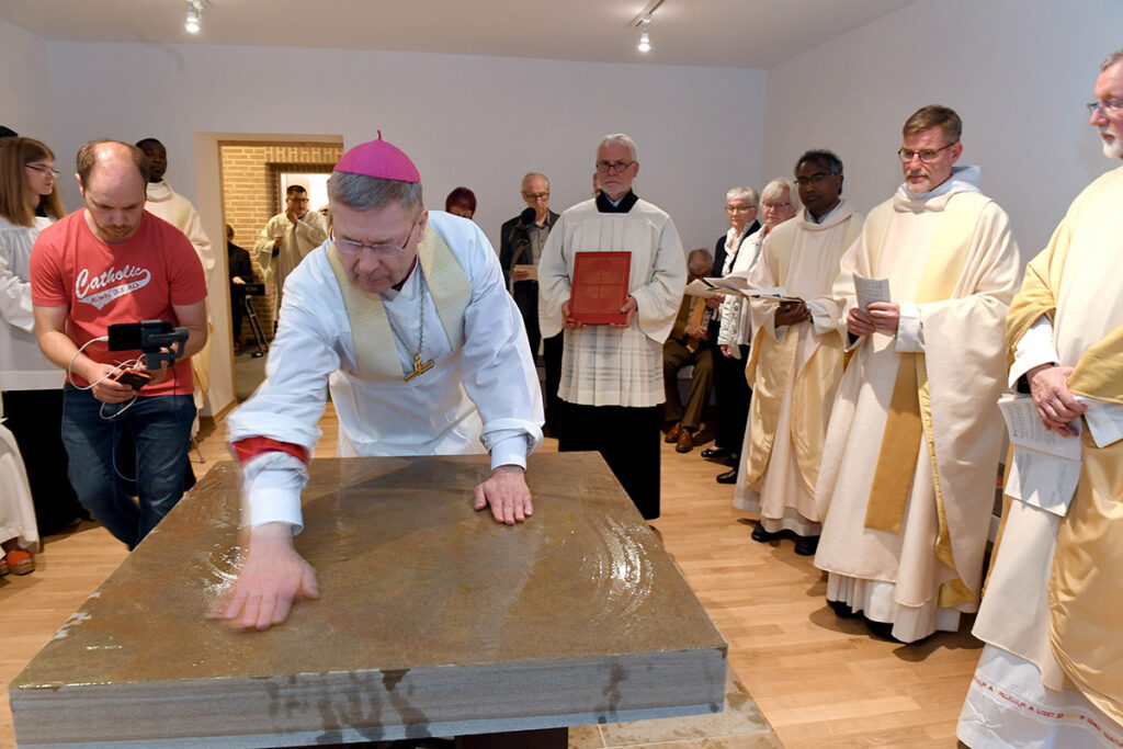 Weihbischof Stefan Zekorn salbt den Altar mit Chrisamöl. Foto: MSW