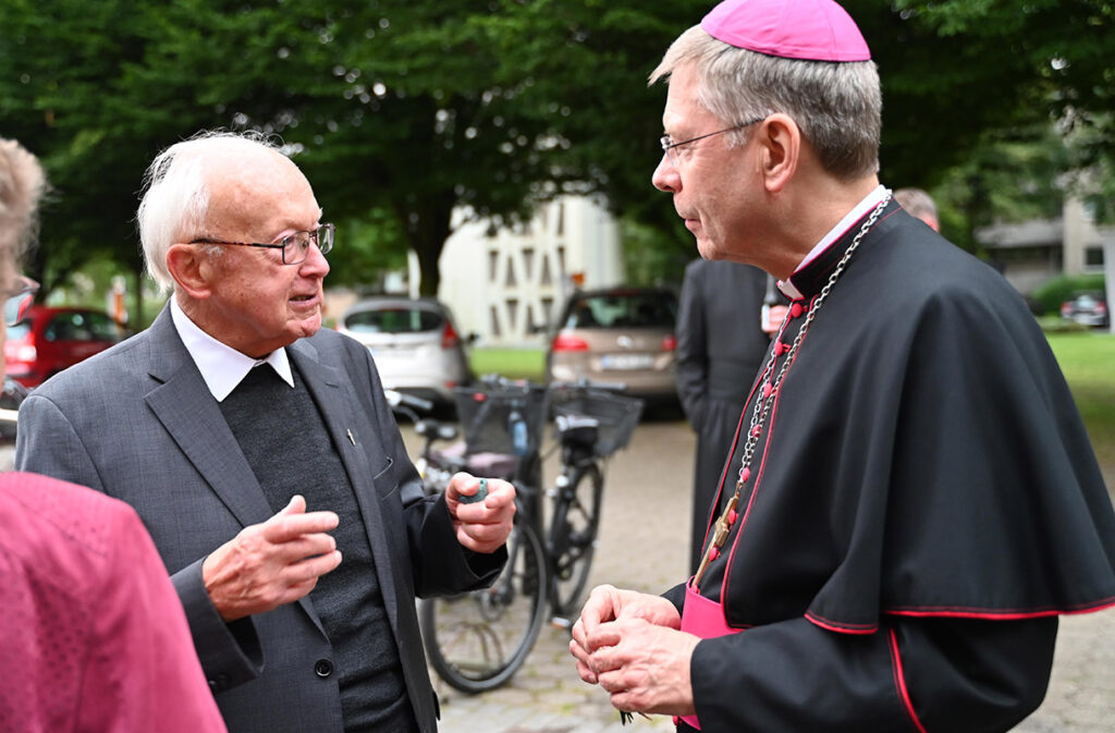 Lange Jahre war Pfarrer Pott (l.) in der Gemeinde Johannes tätig (hier im Gespräch mit Weihbischof Dr. Stefan Zekorn). Foto: MSW