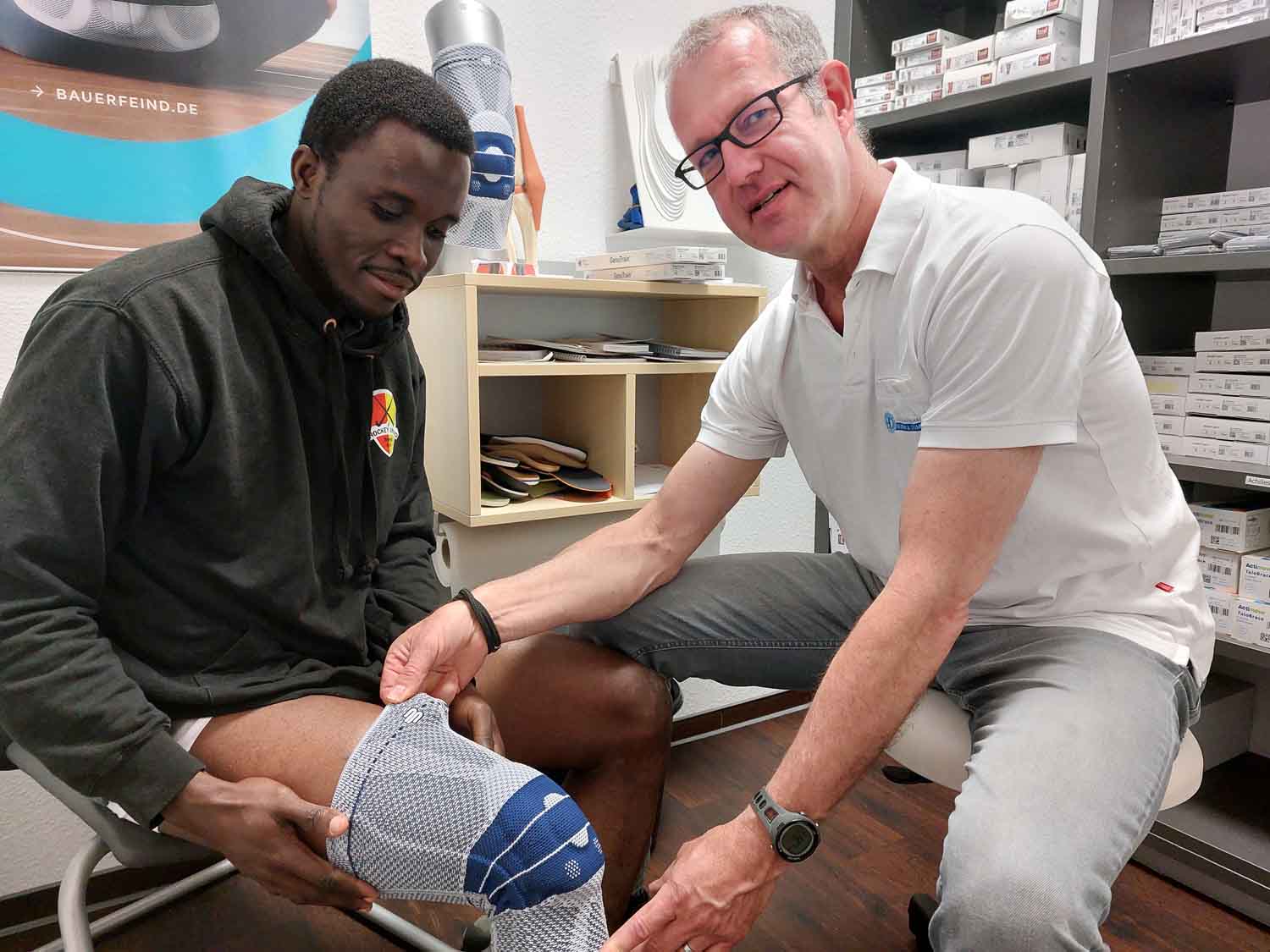 In besten Händen ist Hockeyspieler Prince Lartey Abbeyquaye bei Axel Rüther vom Gesundheitshaus Heiden & Dömer in Werne. Foto: Wagner
