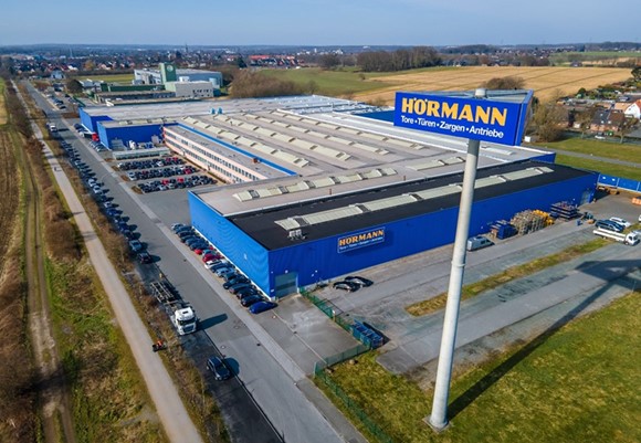Der Heimatverein besuchte die Firma Hörmann im Gewerbegebiet Brede. Foto: privat