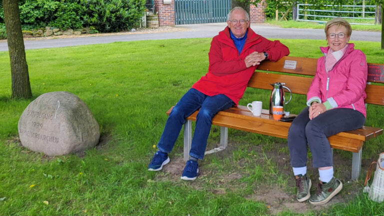 Hubert Kersting und Barbara Schaewitz am Schnadestein Werne/Nordkirchen. Foto: privat