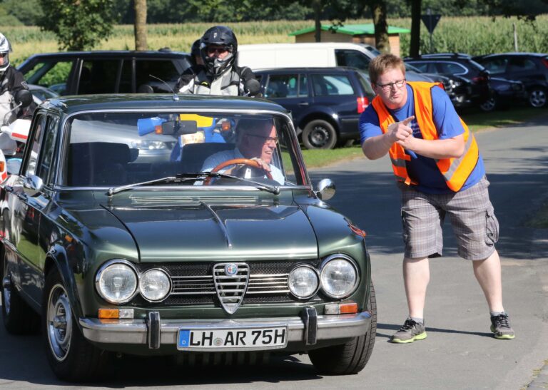 Chromglanz auf dem Kirchplatz: Oldtimer kommen am Sonntag