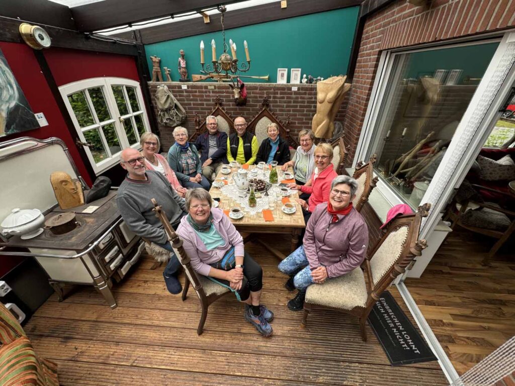 Im Wintergarten von Andrea Poleratzki und Jörg Blankenstein (links am Herd) in Schmedehausen wurden die Pilger aufs Herzlichste empfangen und bewirtet. Foto: Kramer