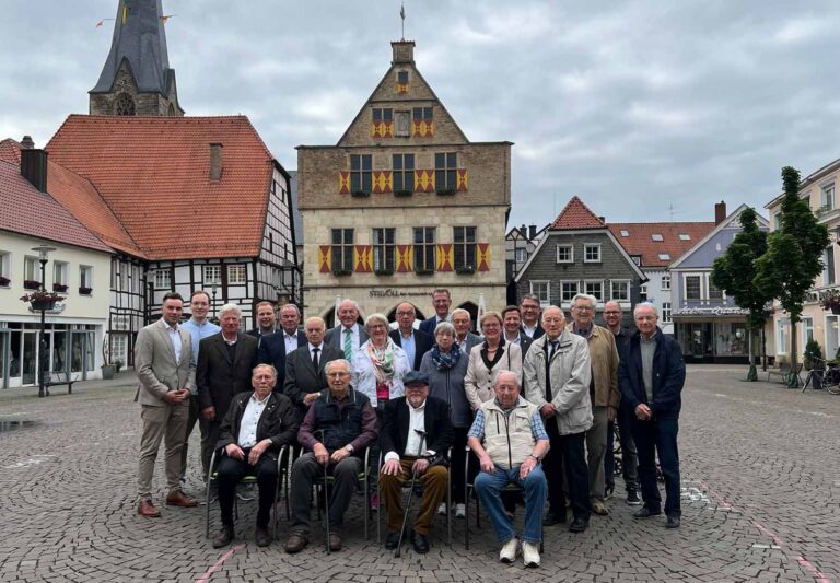 Zum Erinnerungsfoto stellten sich die CDU-Jubilare vor dem Historischen Rathaus auf. Foto: CDU