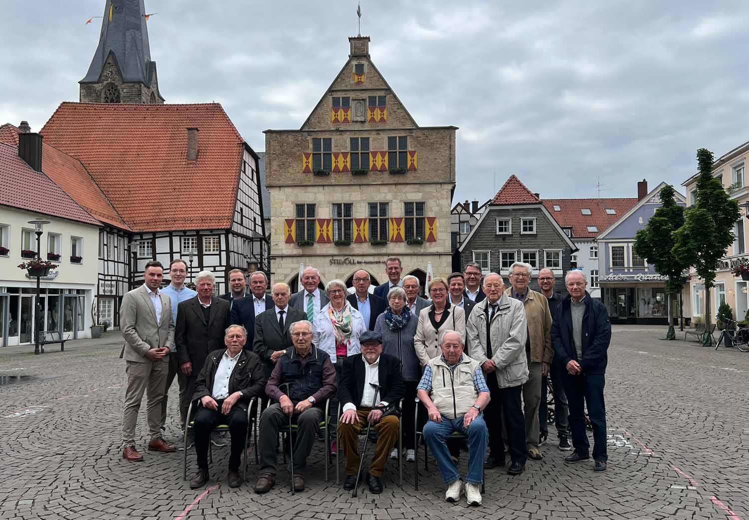 Zum Erinnerungsfoto stellten sich die CDU-Jubilare vor dem Historischen Rathaus auf. Foto: CDU