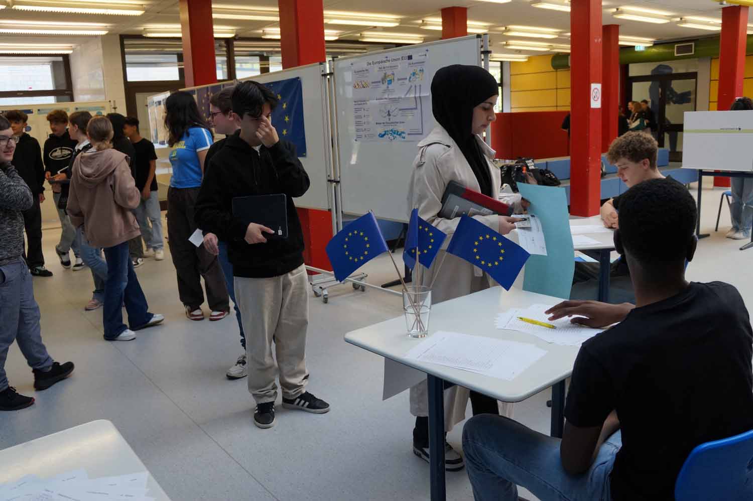 Reges Interesse: Das Anne-Frank-Gymnasium beteiligte sich an der Junior-Europawahl. Foto: AFG