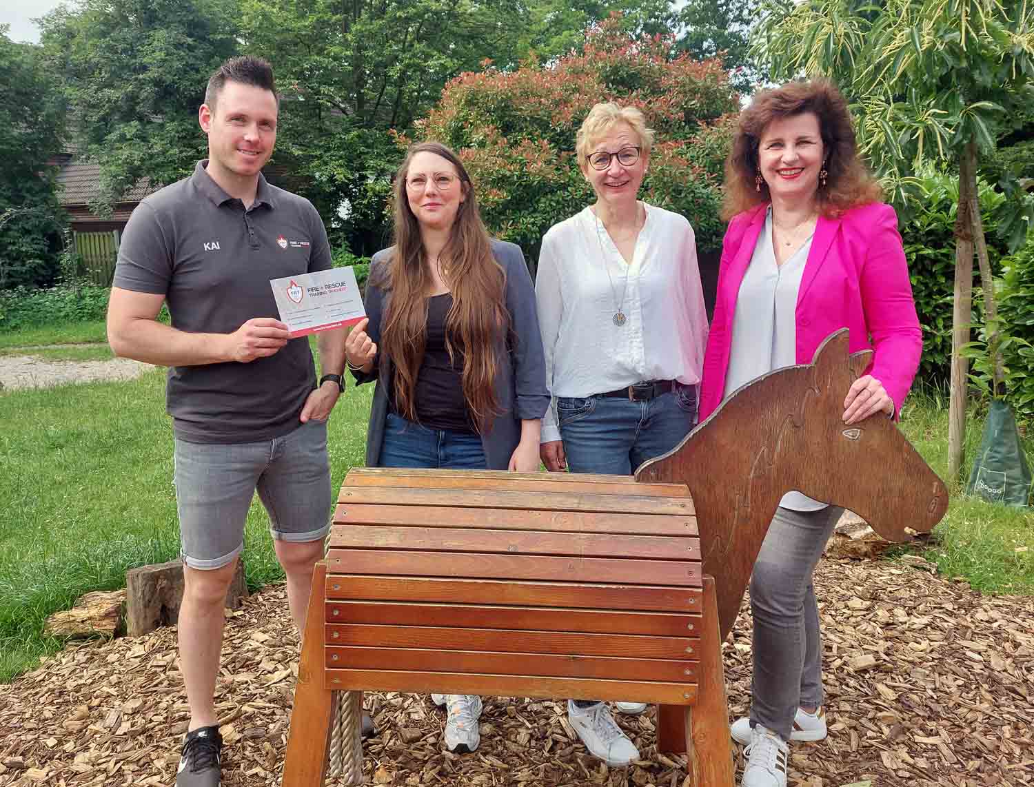 Schlossen die Kooperation (von links): Kai Tauchert („Fire + Rescue Training“), Sabrina Nikolas (Kita Am Familiennetz), Silke Möller (Kita Auf dem Berg) und Kirsten Schaaf-Hagemeier (Kita Auf der Nath). Foto: Wagner