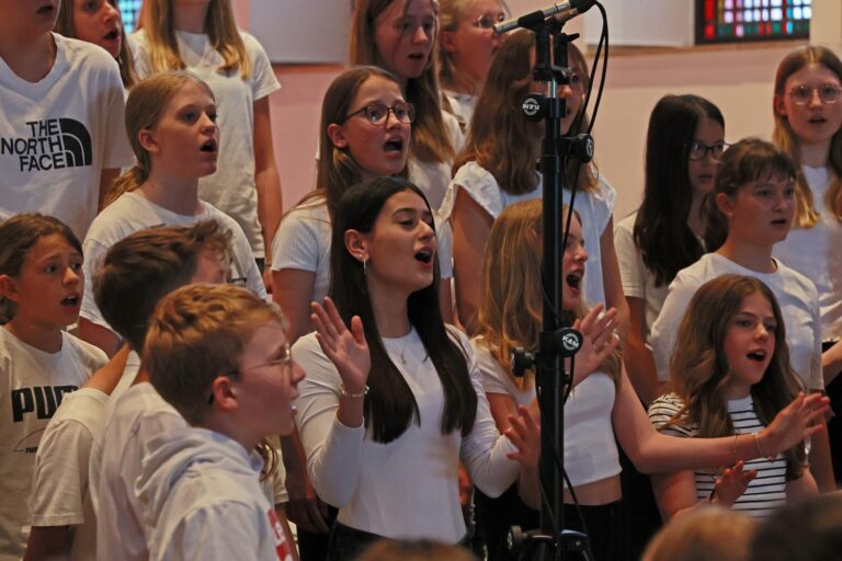Auf dem mehr als einstündigen Programm standen Gospels und Spirituals sowie Musik aus  „Sister Act“ und „The Greatest Showman“. Fotos: GSC