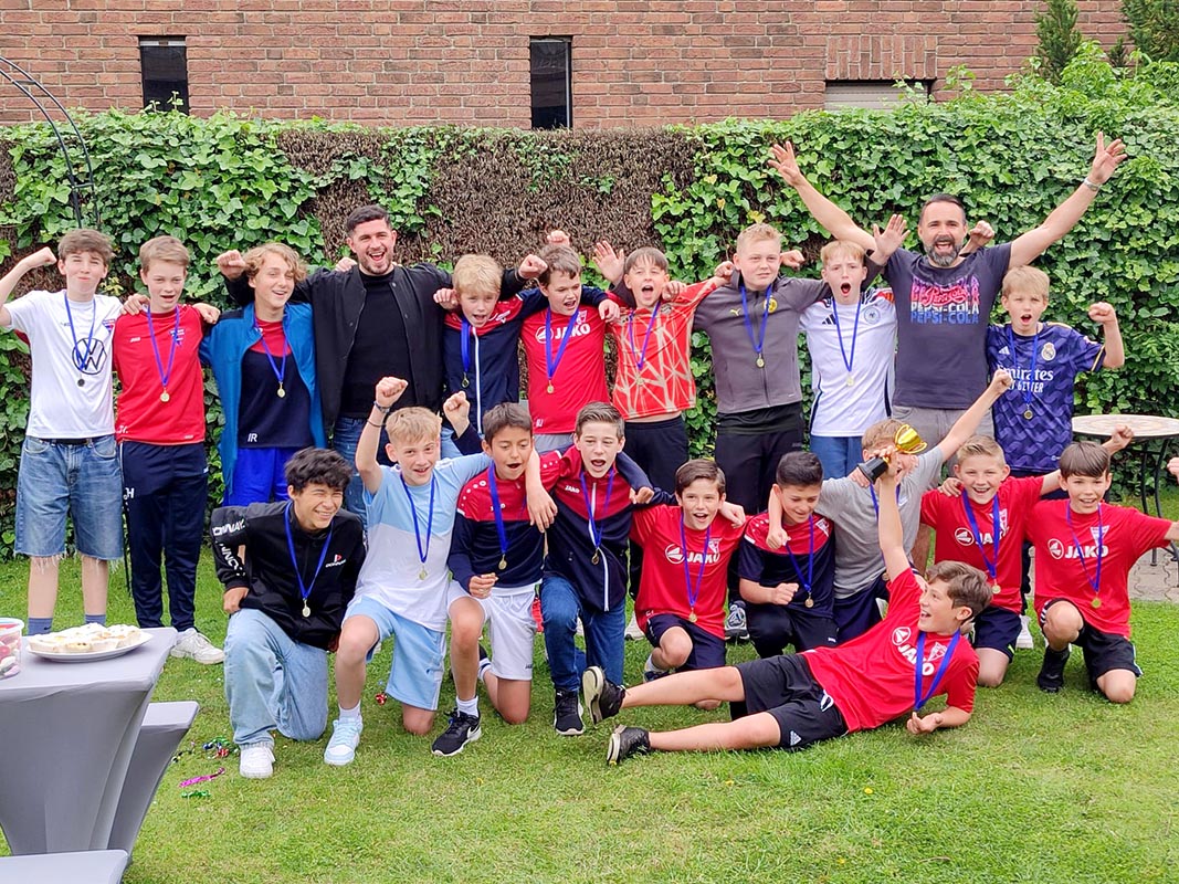 Trainer und Spieler der D1-Jugend feiern die Kreismeisterschaft. Foto: WSC
