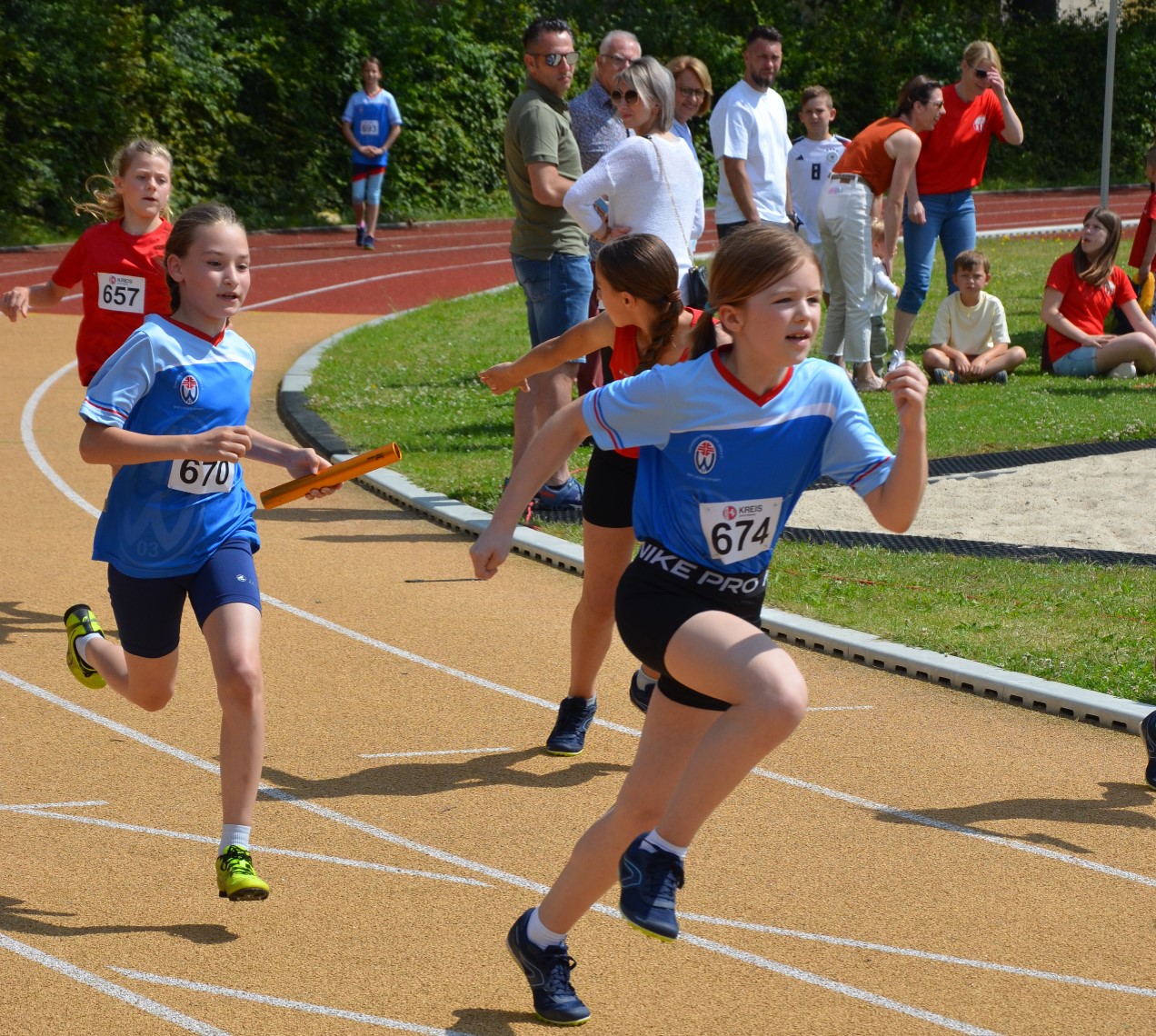 Staffelwechsel von Eva Geldmacher auf Cara Haverkamp bei der 4x50m-Staffel der U12-Mädchen auf dem Weg zum Kreismeistertitel. Fotos: privat