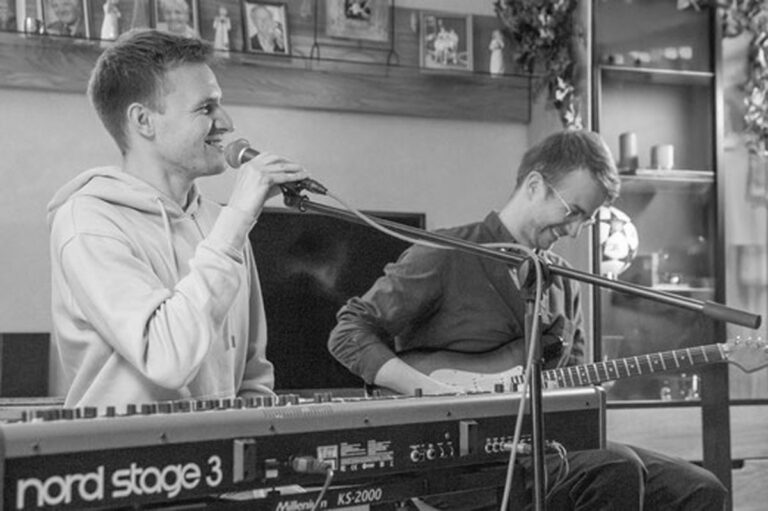 Leo Garske gibt zusammen mit seinem Gitarristen Sebi ein Konzert bei Bücher Beckmann. Foto: privat