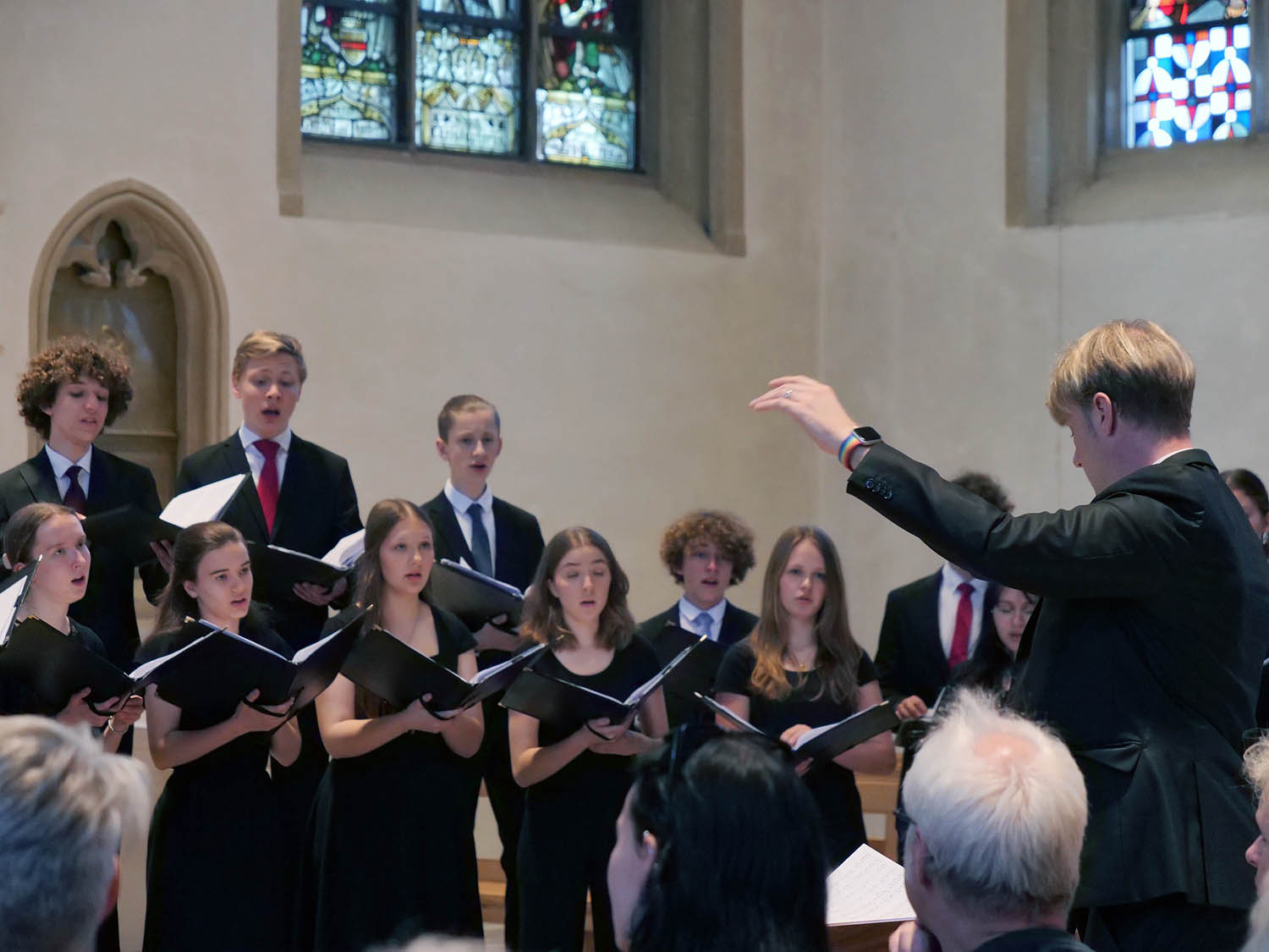 Mächtige Bässe und ätherische Sopranstimmen: Das A-capella-Ensemble trieb Kontraste auf die Spitze. Foto: Schwarze