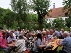 Im Klostergarten kommen beim Plätzerfest zu Peter und Paul am 29. Juni wieder Reibeplätzchen auf den Tisch. Foto/ Archiv: Schwarze