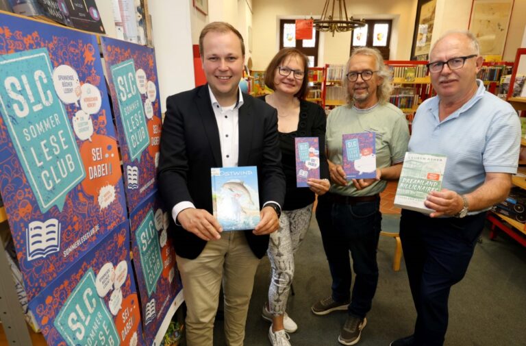 Der Sommerleseclub steht wieder in den Startlöchern. Marion Gloger freut sich über die Unterstützung: (von links) Philipp Gärtner, Leiter der Volksbank-Hauptstelle, Andreas Bassendowski, Vorsitzender des Fördervereins der Stadtbücherei Werne, und Michael Zurhorst vom Förderverein des Lions Club Werne in Westfalen. Auch die UWW hat erneut für das Projekt einen Betrag gespendet. Foto: Volkmer