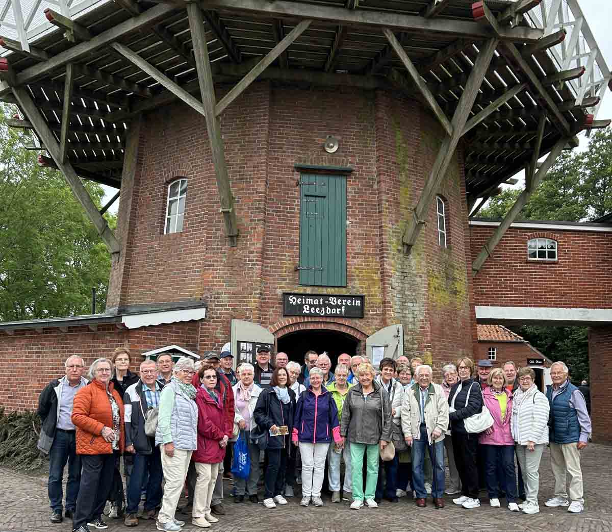 Das Foto zeigt die Teilnehmerinnen und Teilnehmer an dieser wieder einmal gelungenen Fahrt der Werner CDU-Senioren vor der Windmühle von Leezdorf, die ebenso wie das dazugehörige Museum im Eigentum des dortigen Heimatvereins steht und von diesem auch betreut wird. Foto: Senioren Union Werne
