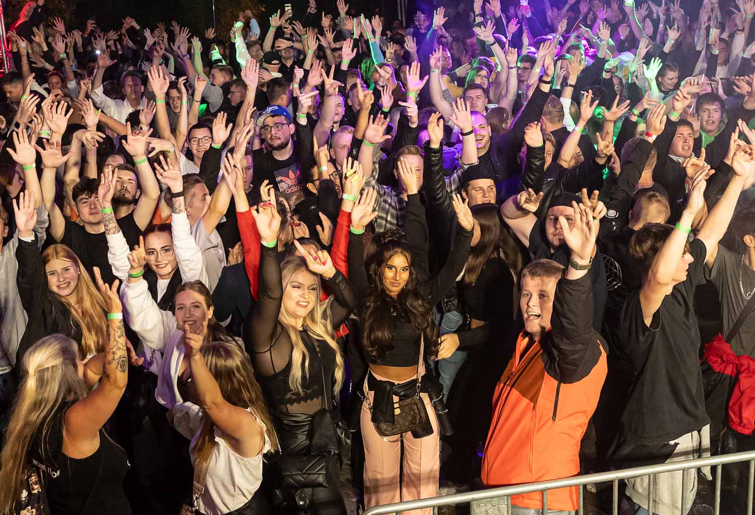 Auf dem THW-Gelände ist bei der Blaulichtsommerparty beste Stimmung garantiert. Foto: Prochnow