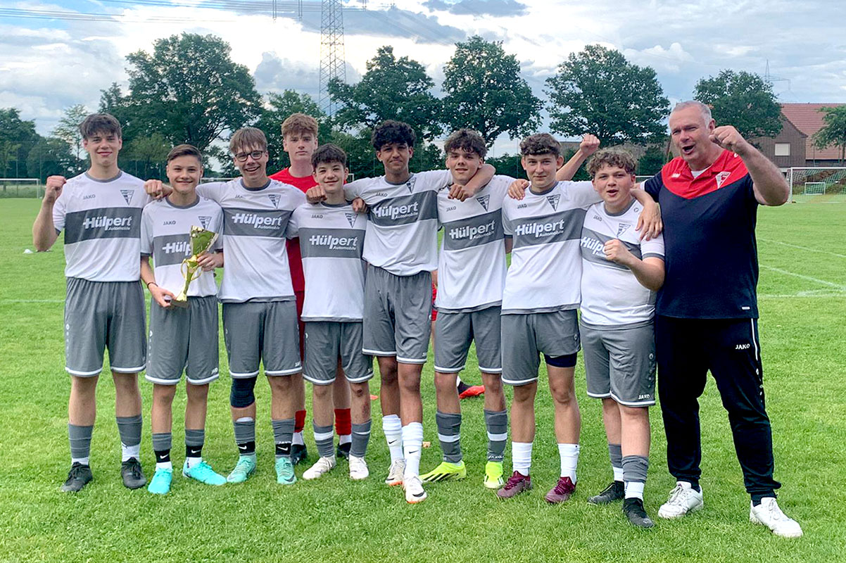Die C1-Junioren des Werner SC freuten sich mit Trainer Thomas Sitarek über den Turniersieg in Walstedde. Foto: WSC