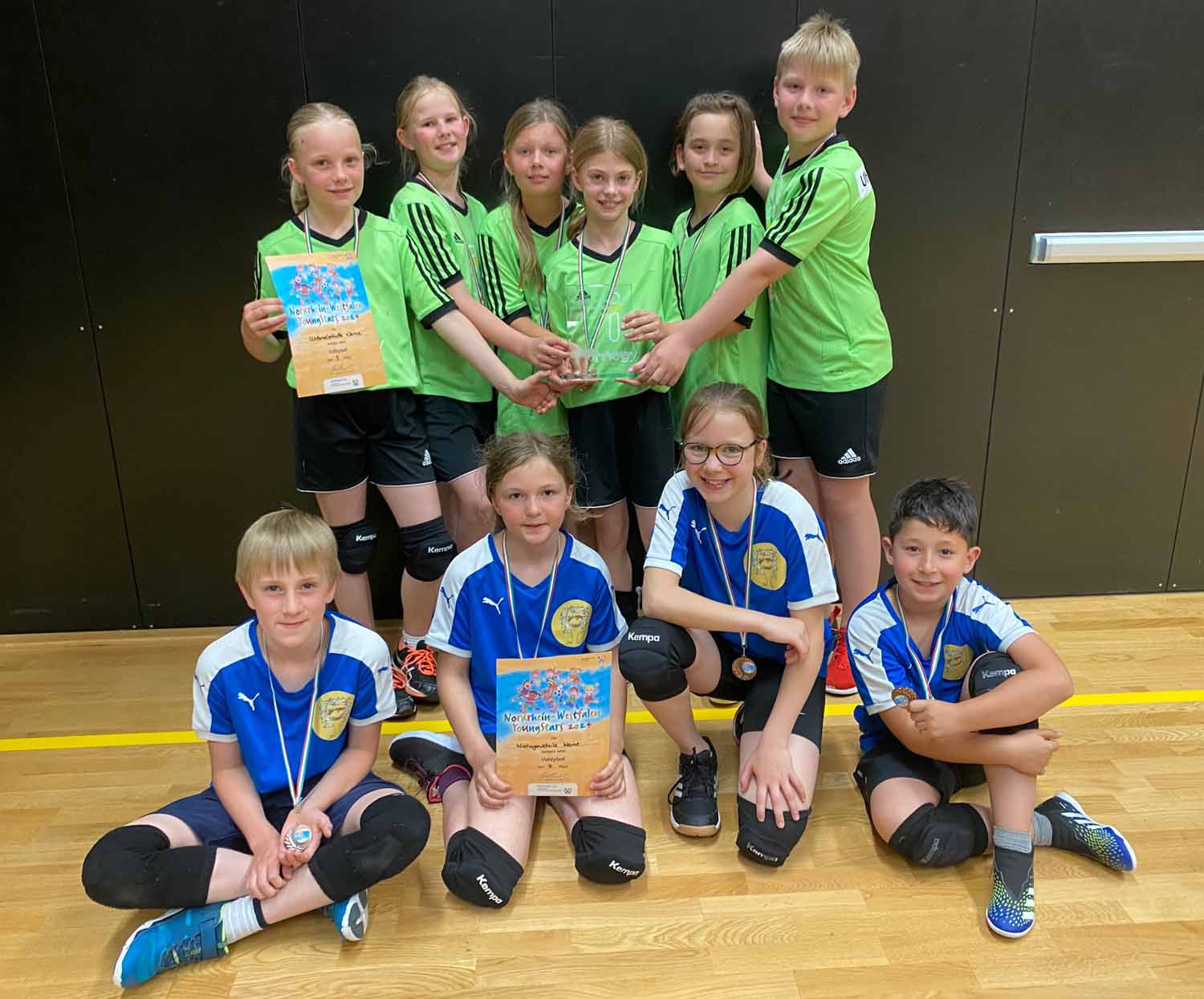 Die Volleyballmannschaften der Uhlandschule (grüne Trikots) und der Wiehagenschule begeisterten bei den NRW YoungStars 2024. Fotos: Daniel Claeßen