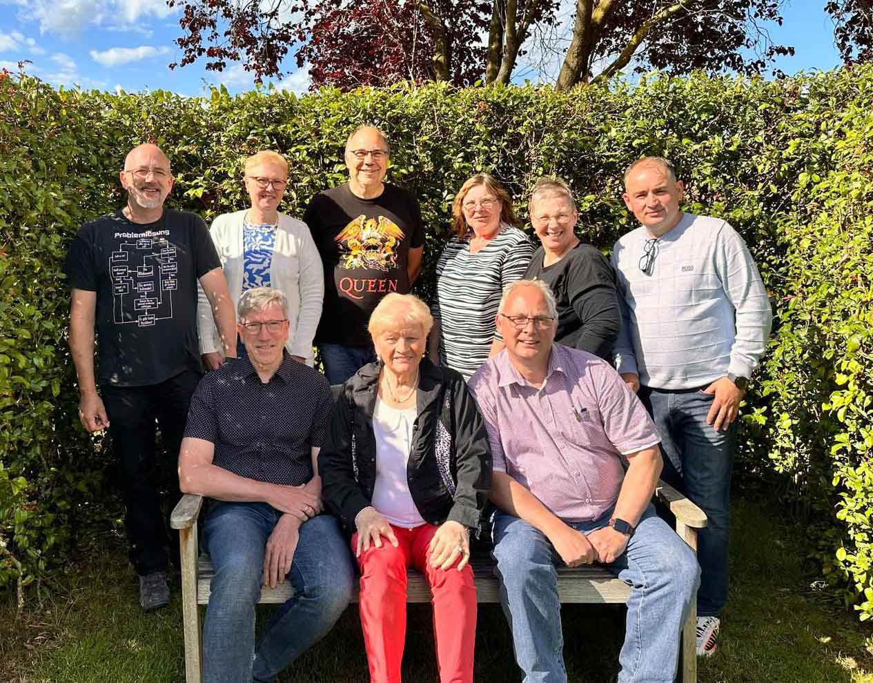 Der Vorstand der Martinsgesellschaft mit (von links) Bodo Martens, Petra Feller, Ludger Möller, Silvia Schulte, Andrea Möller, Zeqir Nitaj; (sitzend von links) Andreas Feller, Gisela Michels und Arnd Conradi. Foto: privat