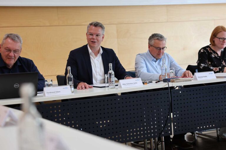 Im Wahlausschuss (von links): Leiter Steuerungsdienst Ferdinand Adam, Kreisdirektor Mike-Sebastian Janke, Christian Krahl (Steuerungsdienst) und Dorothea von der Heyde (Steuerungsdienst). Foto: Leonie Joost – Kreis Unna