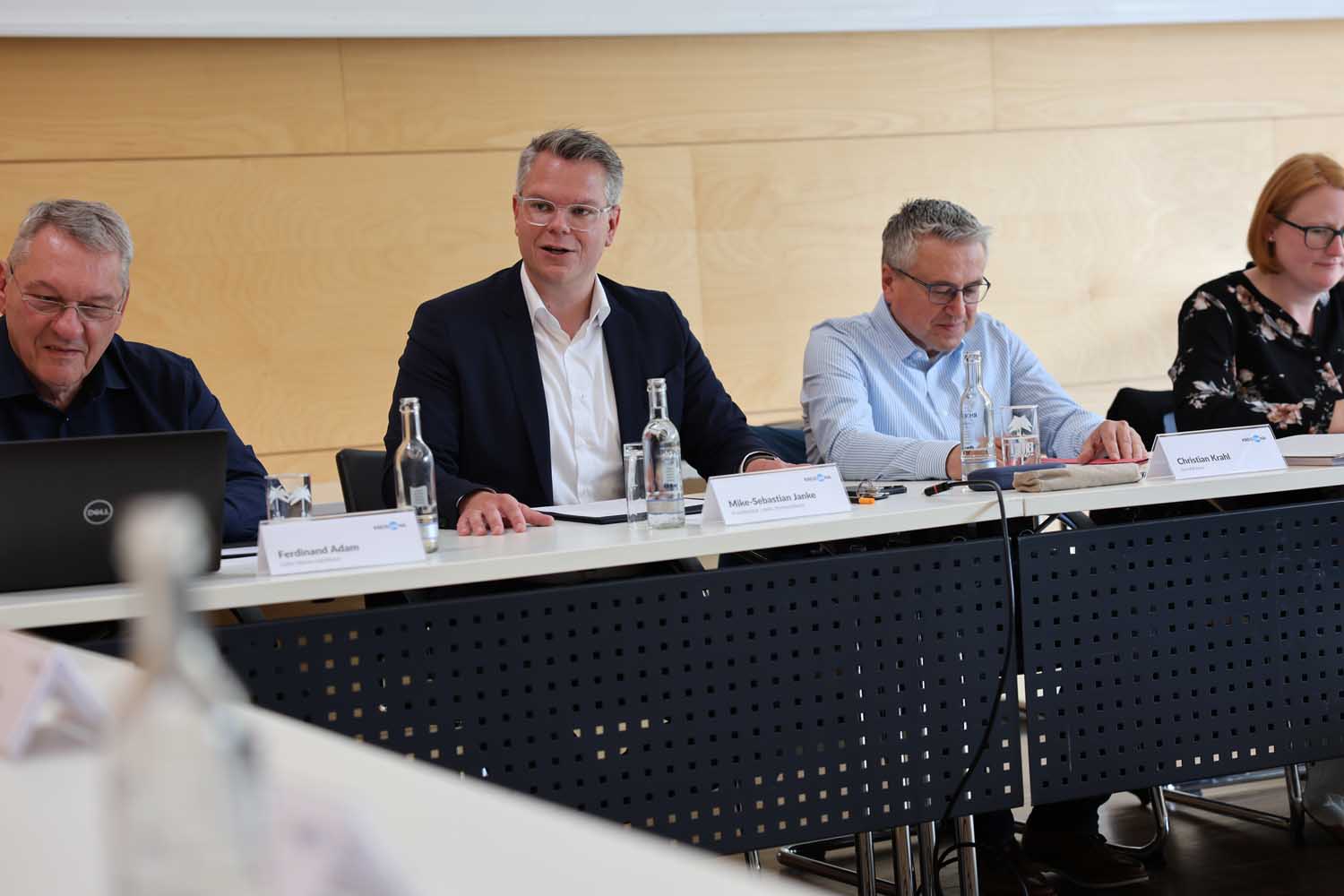 Im Wahlausschuss (von links): Leiter Steuerungsdienst Ferdinand Adam, Kreisdirektor Mike-Sebastian Janke, Christian Krahl (Steuerungsdienst) und Dorothea von der Heyde (Steuerungsdienst). Foto: Leonie Joost – Kreis Unna