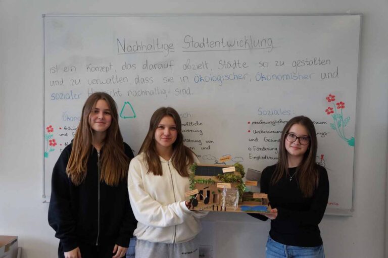 Konstruktionen wie ein Modell zum nachhaltigen Wohnen können bald in der Vitrine der Naturwissenschaften besichtigt werden. Fotos: AFG