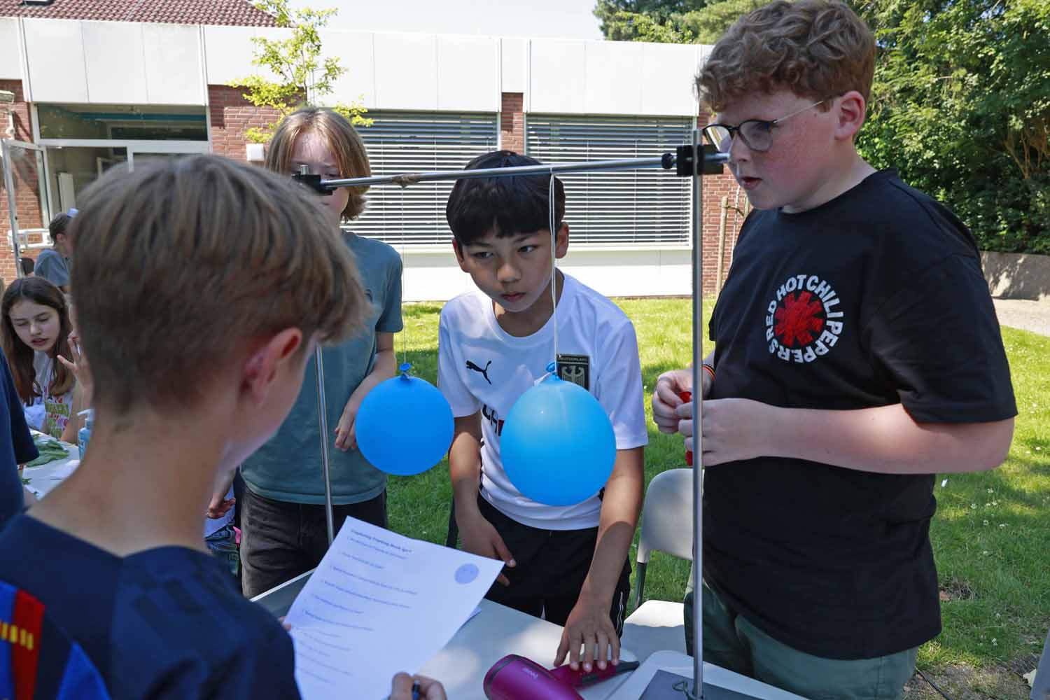 Über einen längeren Zeitraum sowie mit großem Engagement und Begeisterung beschäftigten sich die sechsten Klassen am Gymnasium St. Christophorus mit der Bionik. Fotos: GSC