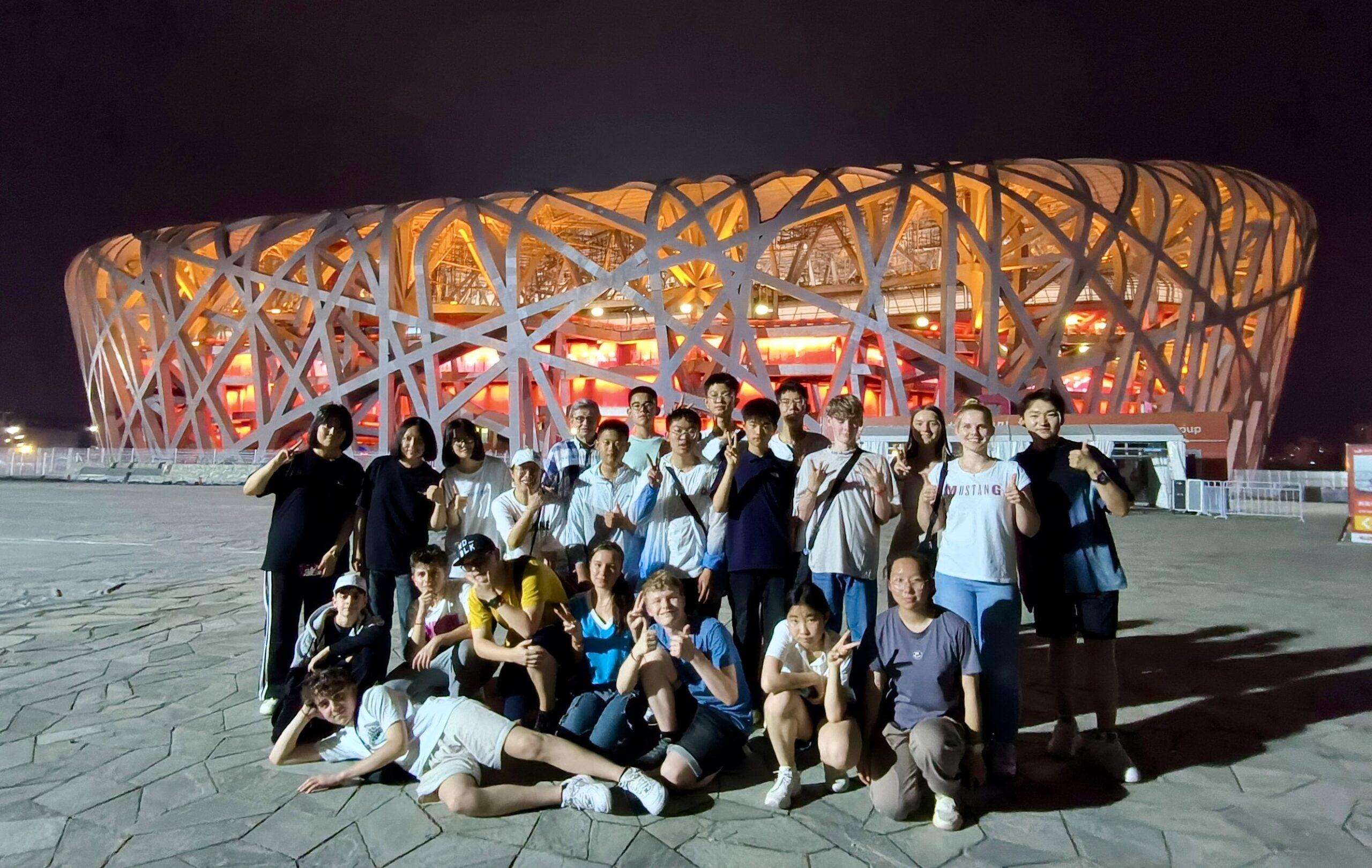 Die Jugendlichen aus Shagedu/Ordos zeigen ihren Gästen aus Werne Peking und stellten sich vor dem Olympiastadion (