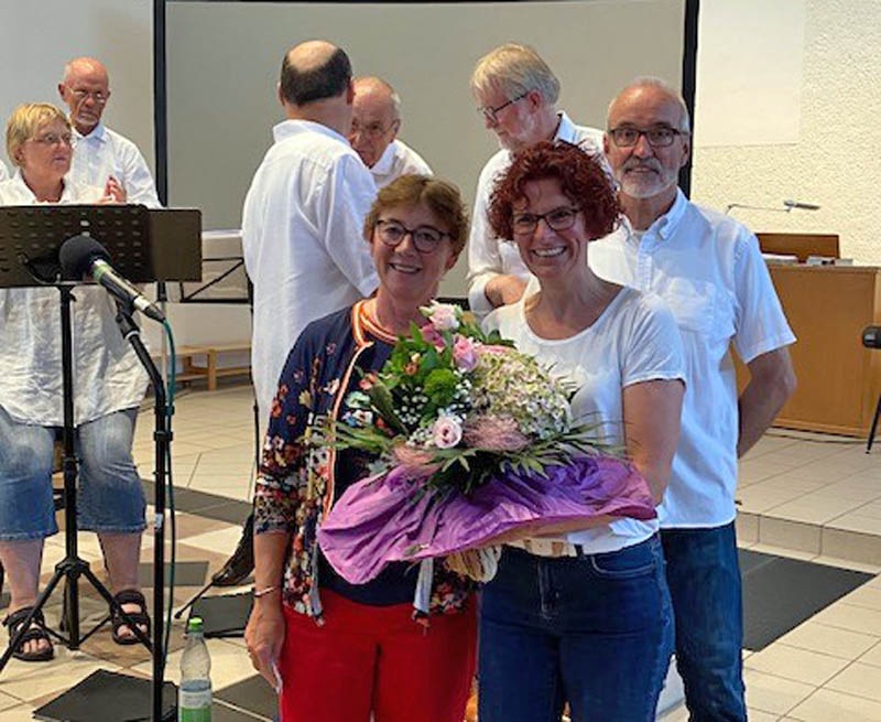 Vera Gehling (rechts) wurde von der für den Chor zuständigen Fachbereichsleiterin Regina Ruß, gleichzeitig stellvertretende VHS-Leiterin, verabschiedet. Foto: Michael Hahn