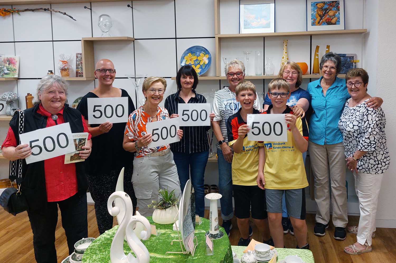Insgesamt 3.000 Euro schüttete der Verein Düt und Dat e.V. wieder an Spenden aus. Ein Vertreter der Freilichtbühne fehlte bei der offiziellen Übergabe. Foto: Wagner
