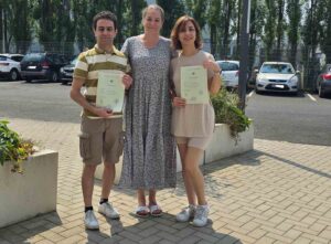 Sandra Stahl, immer noch Mitarbeiterin im zuständigen Fachbereich, händigte somit am 27. Juni 2024 dem Ehepaar die Einbürgerungsurkunden aus. Foto: Kreis Unna