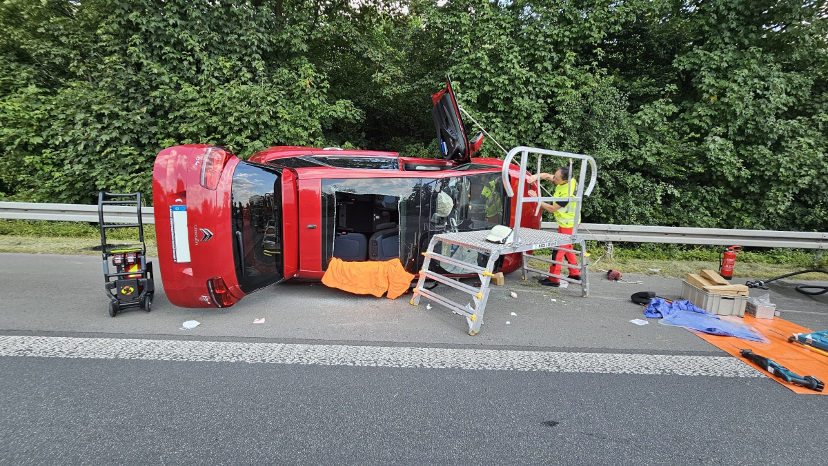Bei einem Unfall auf der Autobahn 1 in Fahrtrichtung überschlug sich am Samstagnachmittag ein Pkw. Die Rettungskräfte befreiten und versorgten zwei eingeklemmte Personen. Fotos: Freiwillige Feuerwehr Werne