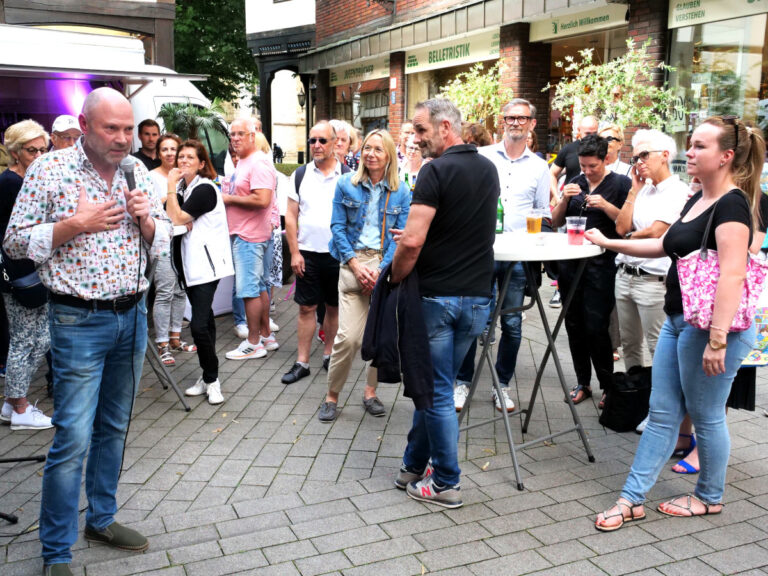 Die Magdalenenstraße war belebt, der „Feierabend bei“ sehr gut besucht. – Fotos: Schwarze