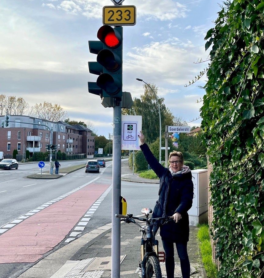 An einigen Ampelanlagen der Stadt erleichtert der Grüne Pfeil den Radfahrenden das Weiterkommen, macht Claudia Lange (FDP) an der Einmündung Goerdeler Straße/ Hansaring auf die Neuerung aufmerksam. Foto: Berthold Lange