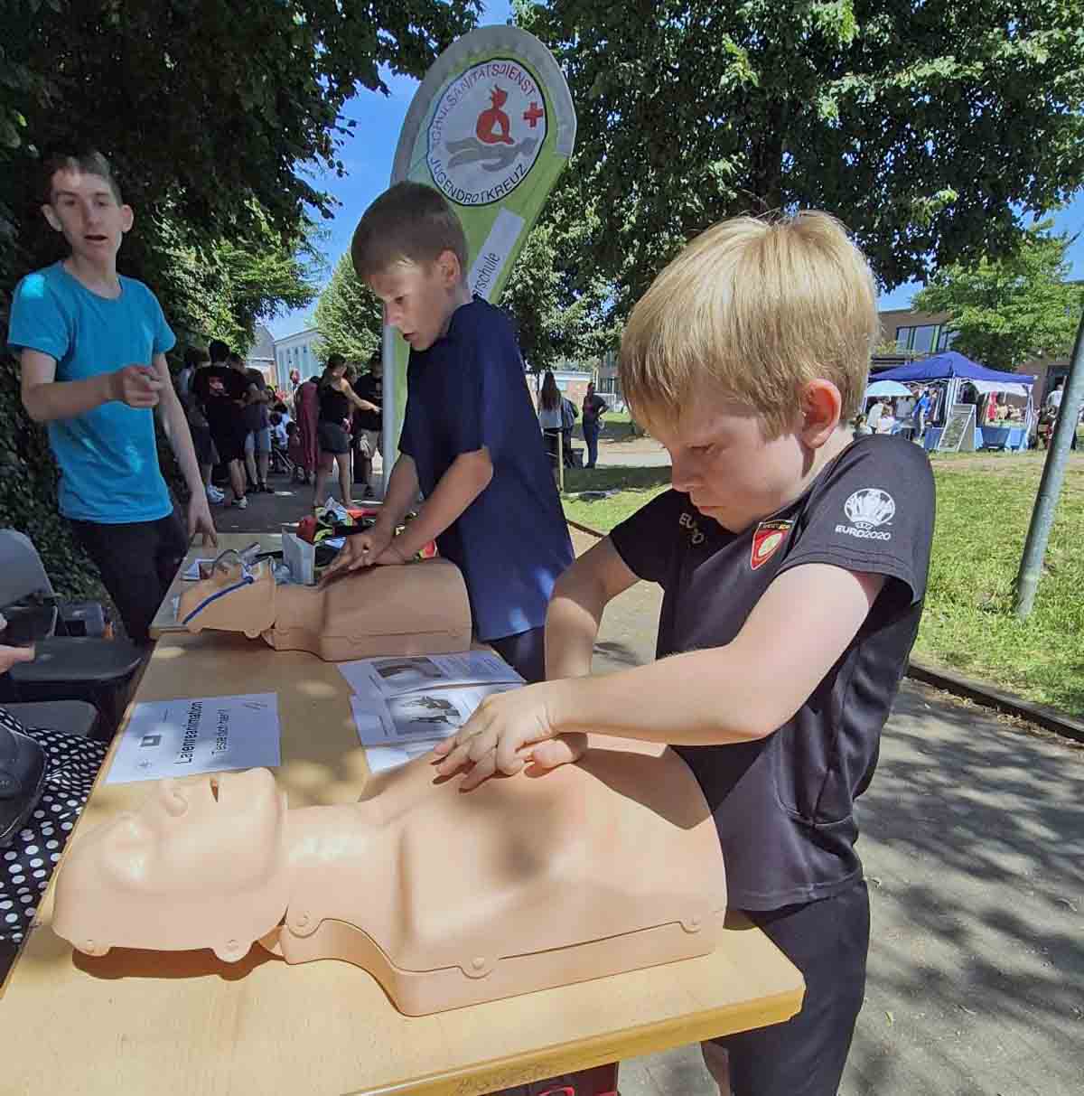 Beim Schulsanitätsdienst der MSS konnten sich Klein und Groß an der Herzdruckmassage versuchen. Das Schulfest bot viel Abwechslung. Fotos: Wagner