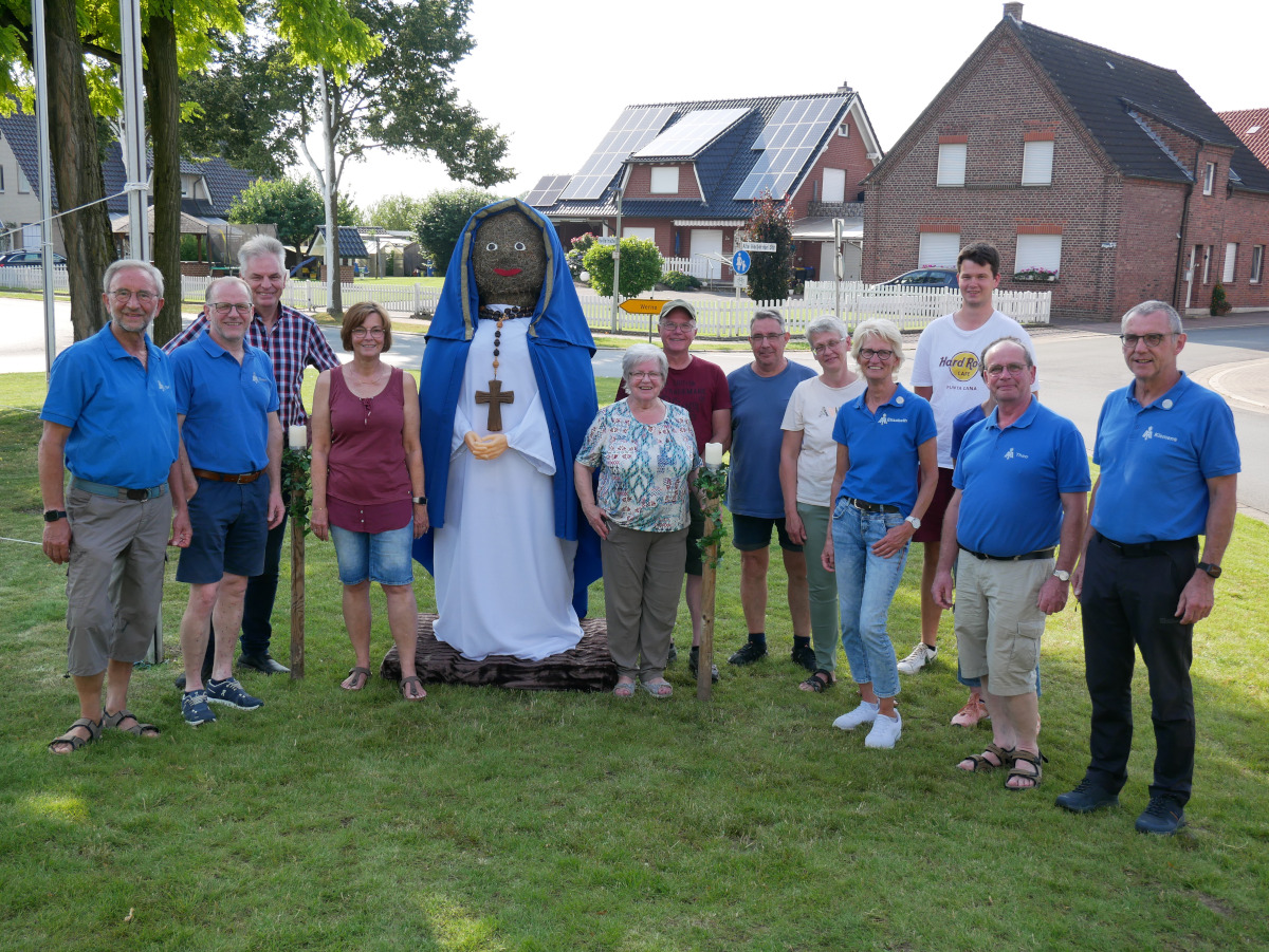 Die Fußwallfahrt nach Werl kündigen die Horster mit einer Marien-Figur im Kreisel an. Foto: Gaby Brüggemann
