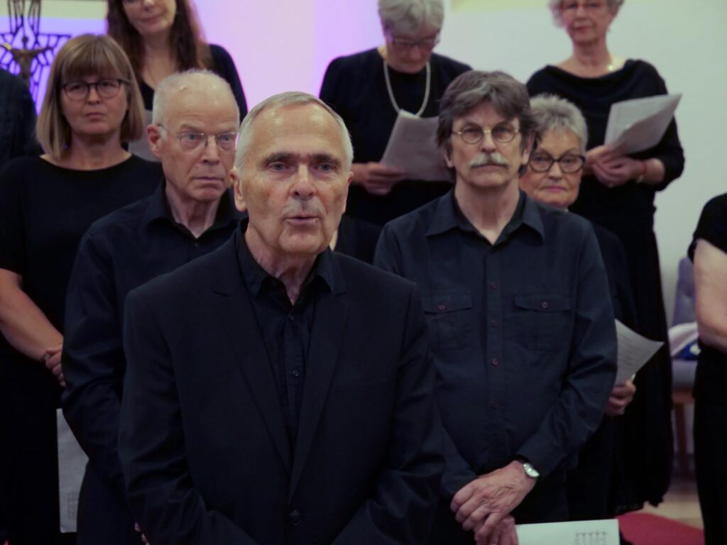 Zu Beginn des Konzerts gab Chorleiter Rainer Kamp eine kurze Einführung ins Programm. Foto: Schwarze
